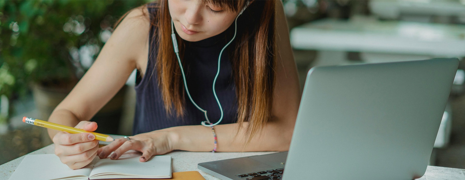 girl at desk with a laptop